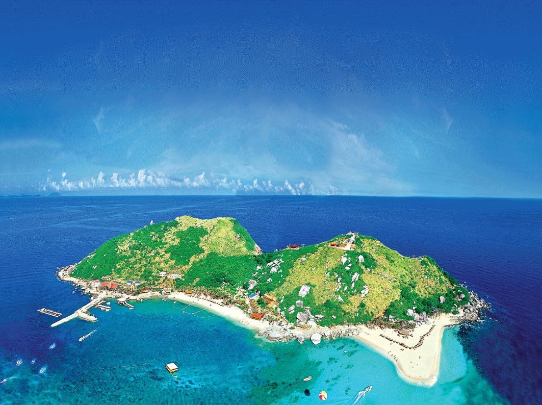 早餐后,前往灵秀美人岛 【分界洲岛】,岛上辟有鬼斧神工、大洞天、剌桐花艳等20多处自然景观,秀丽的风景、柔软的海滩、清澈蔚蓝的海水,椰树婆娑(过渡及游览不少于150分钟)。 游独具韵味的原住民风情【槟榔谷黎苗文化旅游区】是一个多民族、多文化、多形态的,集观光游览、文化展示、民俗体验、休闲娱乐为一体的少数民族型旅游景区(游览不少于120分钟)。 在三亚灯火绚烂的夜景下品【海鲜特色餐】,满足你的任性。新鲜的海虾、美味的海螺、让人垂涎欲滴的螃蟹海南当地多种海鲜汇聚一堂,犒劳你的味蕾。