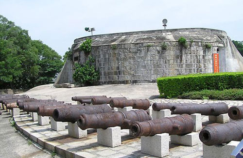 早餐后游览国家aaaa级景区【胡里山炮台】(游览时间约60分钟),它是