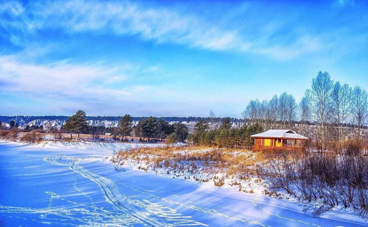 x住宿:火车上交通:大巴,火车早餐后北极村自由参观,后乘车返回漠河县