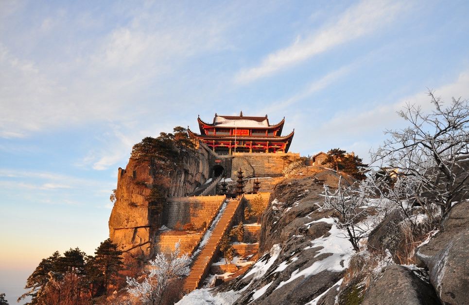是安徽省"两山一湖"(九华山,太平湖,黄山)旅游开发战略的主景区,由11