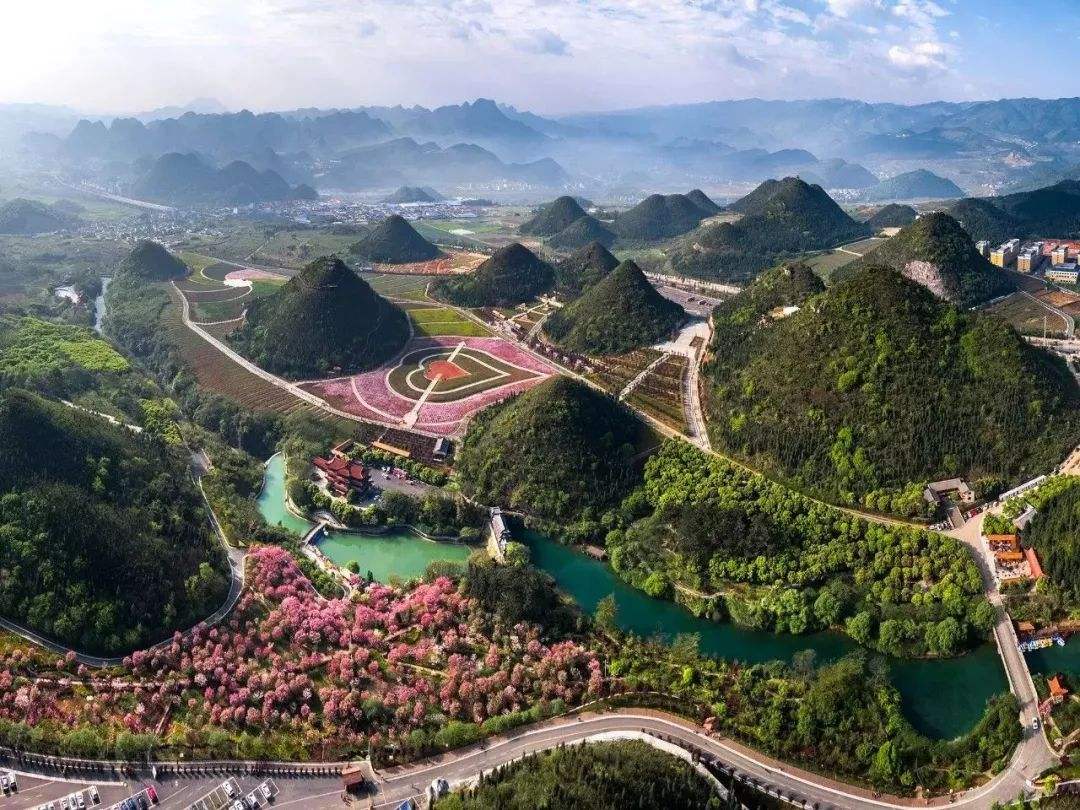 动车 早上:酒店自助用早餐 上午:参观【贵州醇风景区】被誉为兴义