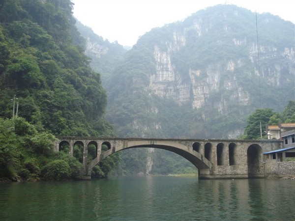 蜂行4月【张峡 真纯玩】张家界三峡双飞10日