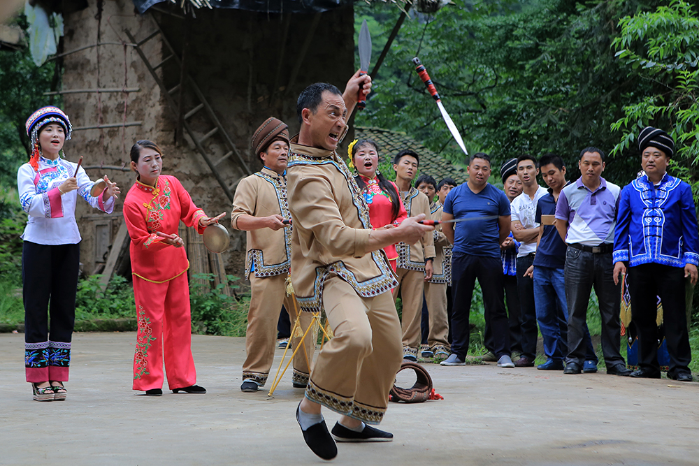 天坑寨子"体验土家婚礼,近观神秘巫傩绝技"一日游