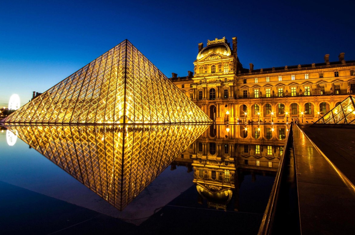 酒店早餐后,参观世界三大博物馆之一的【罗浮宫博物馆】(约 1 小时,不