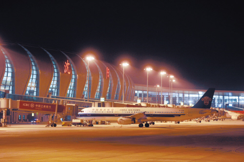 请各位贵宾于指定时间沈阳桃仙机场集合,乘飞机赴首都北京,抵达后专人