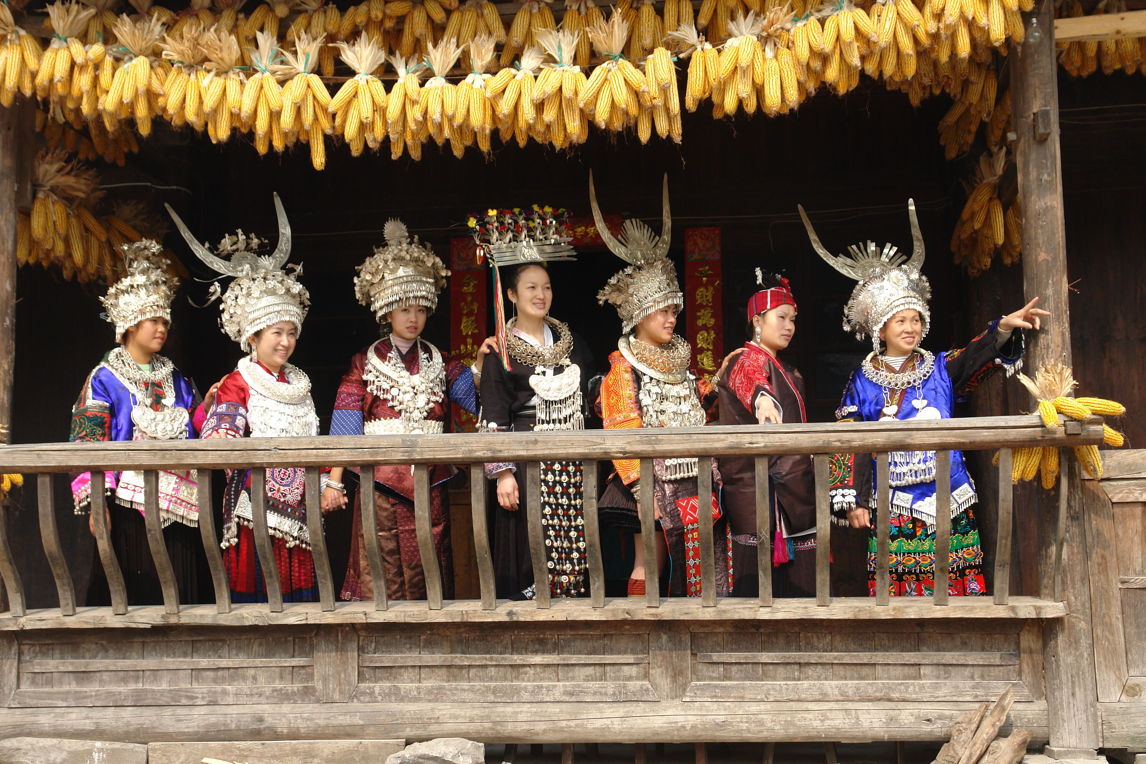 5小时)位于凯里高速西出口,园区内有侗族鼓楼9座,苗族风雨桥,更有2010